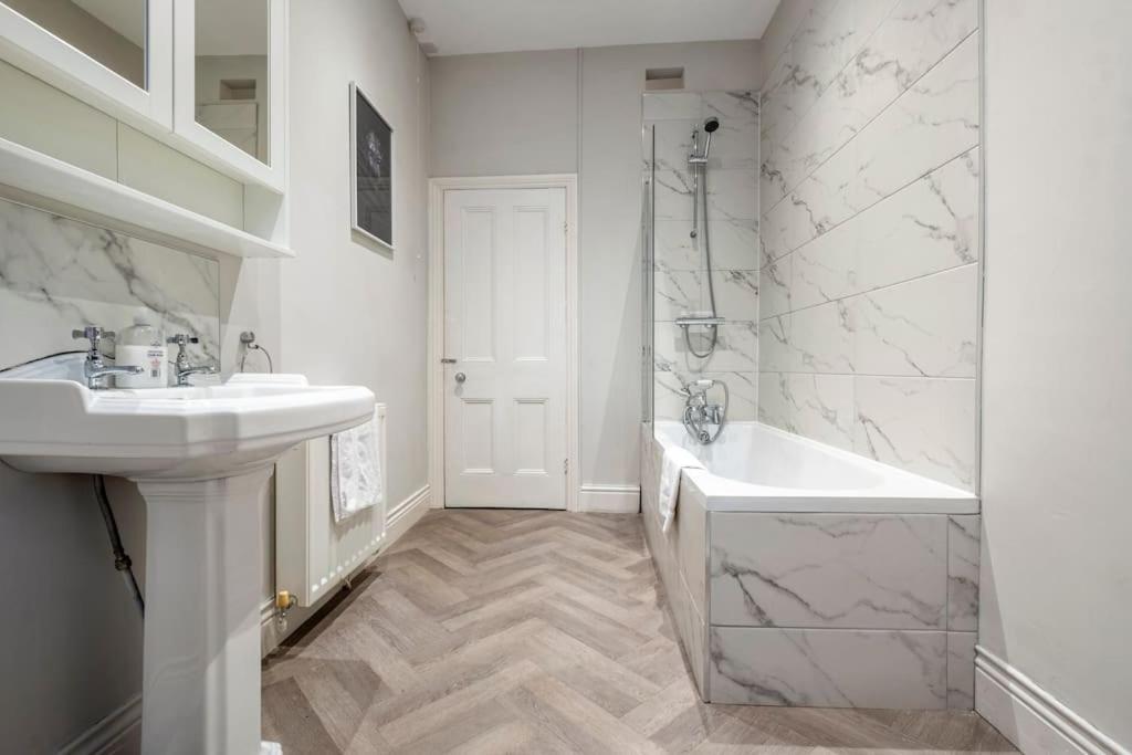 Beautiful Apartment With Parking Hexham Exterior photo